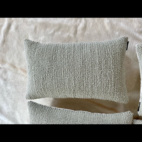 Safavieh 11” x 18” hooked pillows, set of 4, excellent cond. - Picture 3 of 9